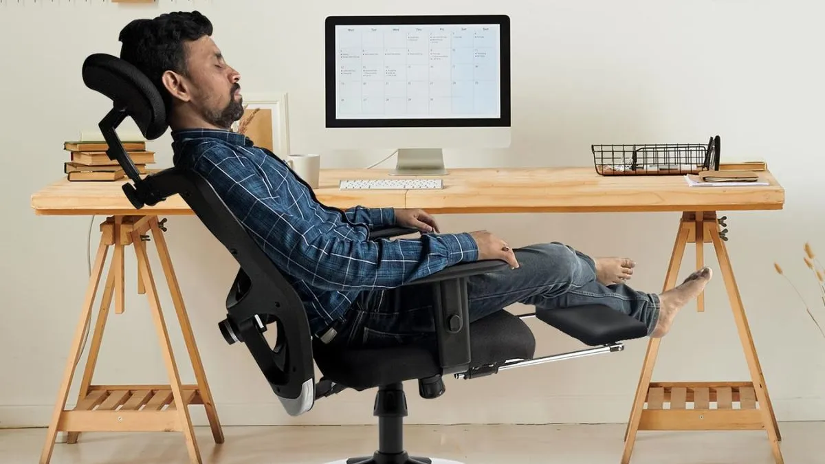 Top 5 Office Chairs with a Footrest That Redefine Workspace Comfort
