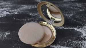 5 Lightweight Compact Powders for Oily Skin on Amazon for Office Wear 
                                          
